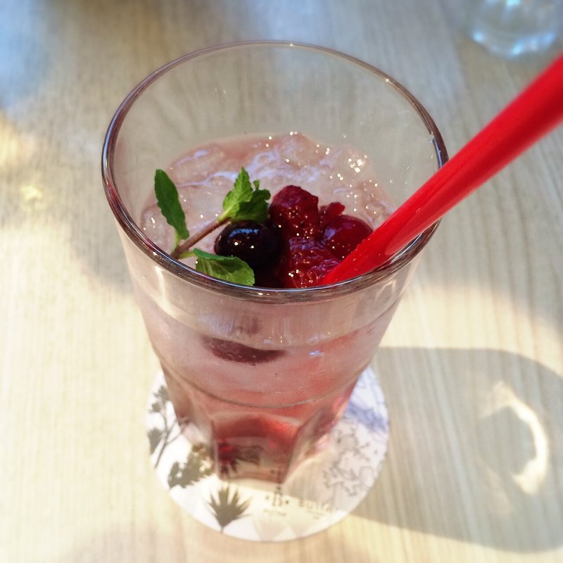 ベリー＆カシスソーダ(パンケーキ専門店 Butter 横浜ベイクォーター)