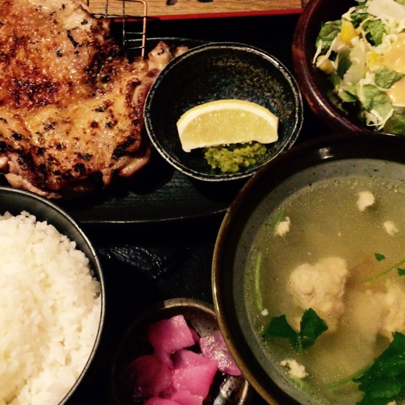 鶏もも炭火焼き定食(佐賀県三瀬村ふもと赤鶏 丸の内店)