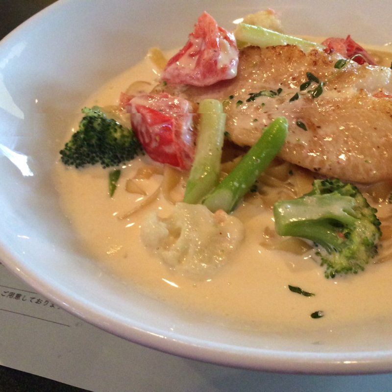 的鯛のグリルとフィットチーネ　野菜のクリームソース(山のレストラン)