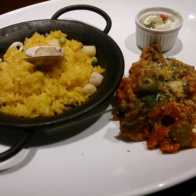 骨付きチキンのチリンドロン煮＆パエリアのコンボ(Bar de Cante 横浜ベイクォーター)