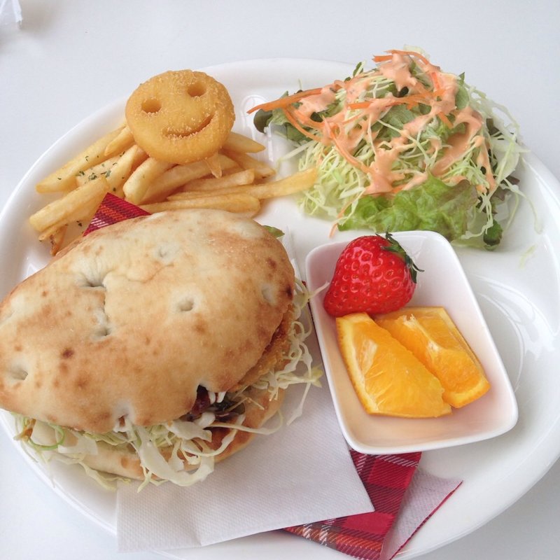 手作りヒレカツのデミグラスフォカッチャサンドプレート(森のカフェ Wabisuke)