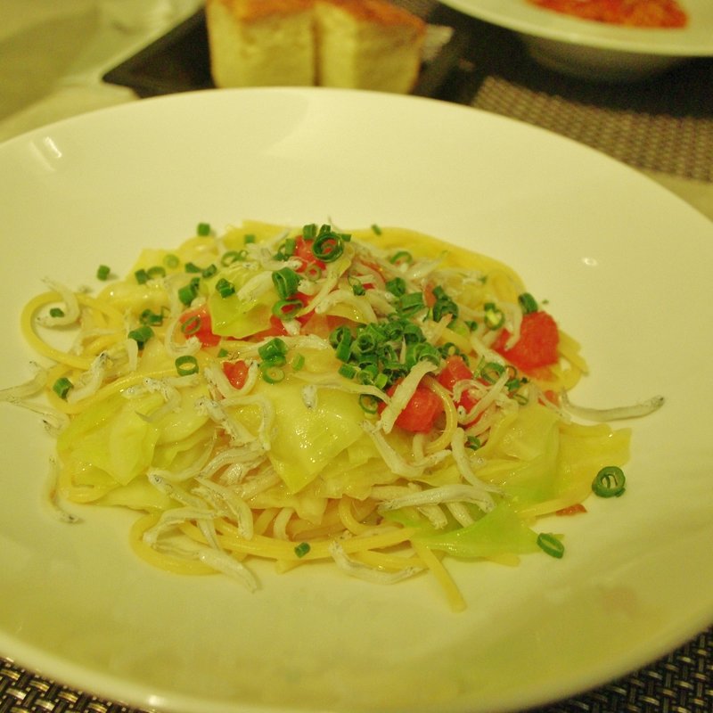 釜揚げしらすと春キャベツ、生トマトのペペロンチーノ（ランチパスタセット）(オステリア ブッビーノ)