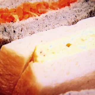 もとやまぱんの厚焼き卵サンド（+にんじんラぺ）(ぱんらぼSaku （パンラボサク）)