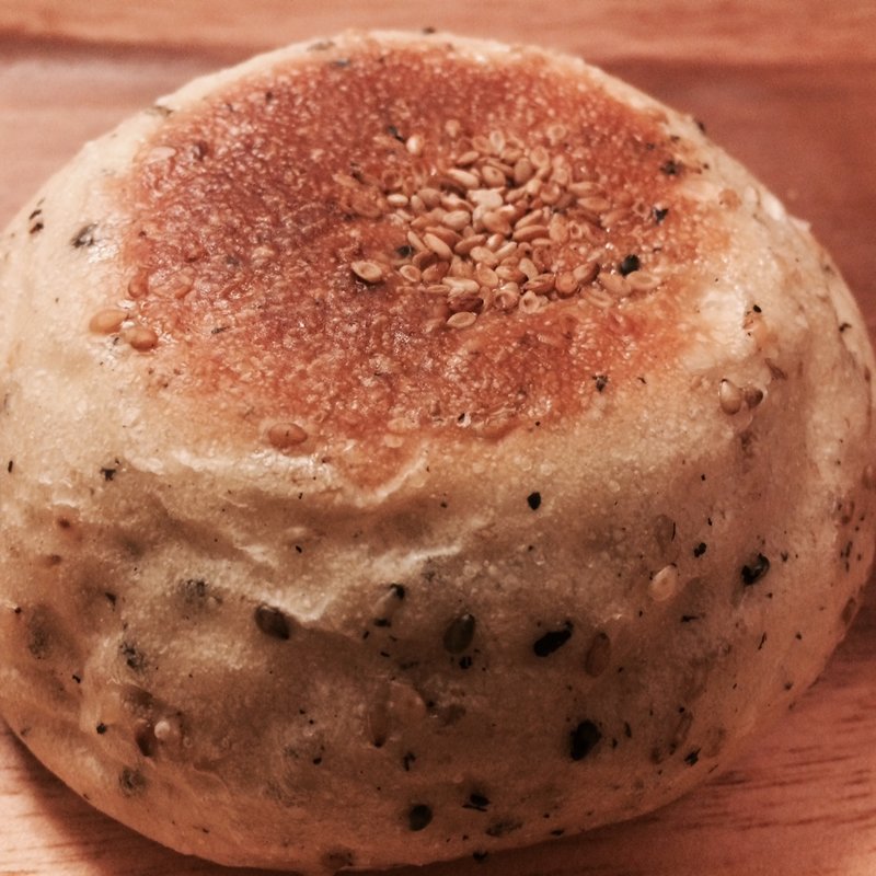 黒ゴマのこしあんパン(BACKEREI SAKATUJI)