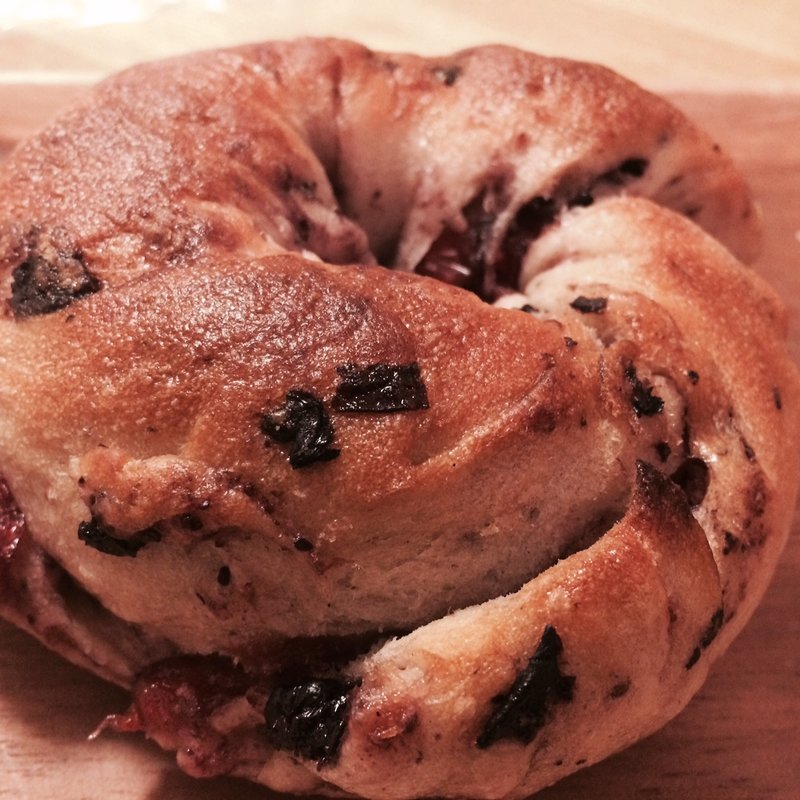 ミックスベリーのベーグル(BACKEREI SAKATUJI)