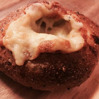チーズのパン(BACKEREI SAKATUJI)