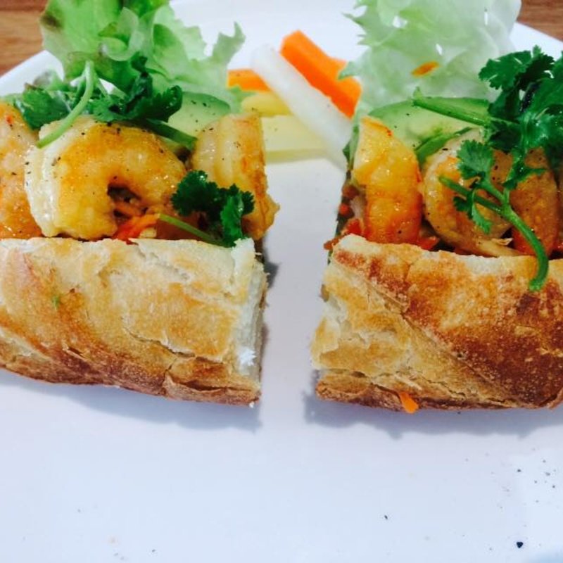 アジアンな香りのガーリックシュリンプソテーとアボガド(ダブルサンドウィッチ 葉山店)