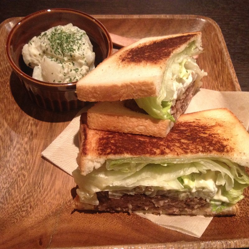 牛粗挽きハンバーグ　サンド(自家焙煎珈琲みじんこ)