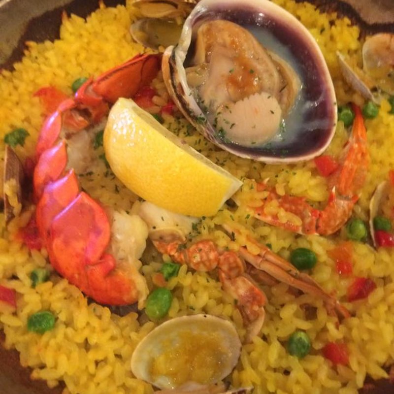 オマール海老の入った豪華な海の幸のパエリア(アマポーラ ルミネ横浜店)