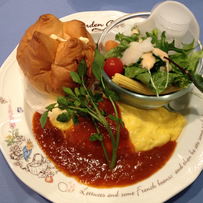 ねむねむサラダプレート・ポテトオムレツ(ピーターラビットガーデンカフェ 自由が丘)