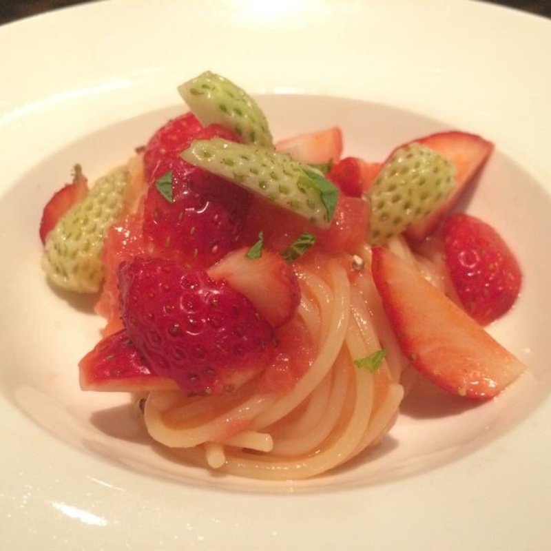 季節のフルーツとフルーツトマトの冷製パスタ(OGGI DAL-MATTO 西麻布店)