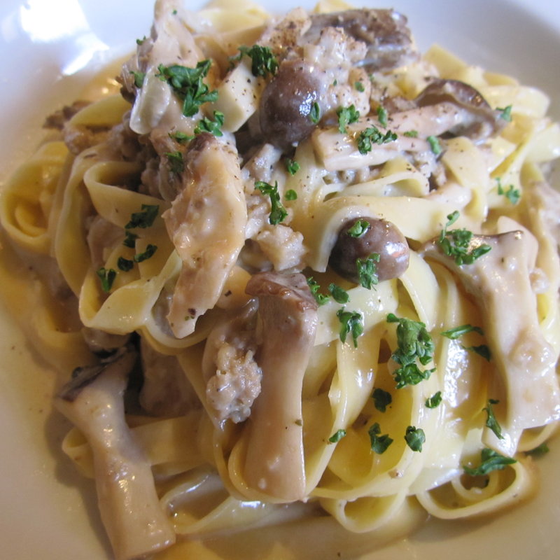 ポルチーニ茸のフェトチーネ クリームソース(ピッツェリア·マルターノ)