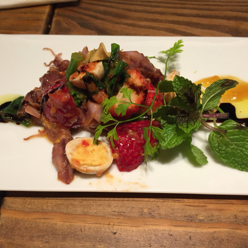 ホタルイカと菜の花とイチゴのマリネ(串BAR くま食堂 )
