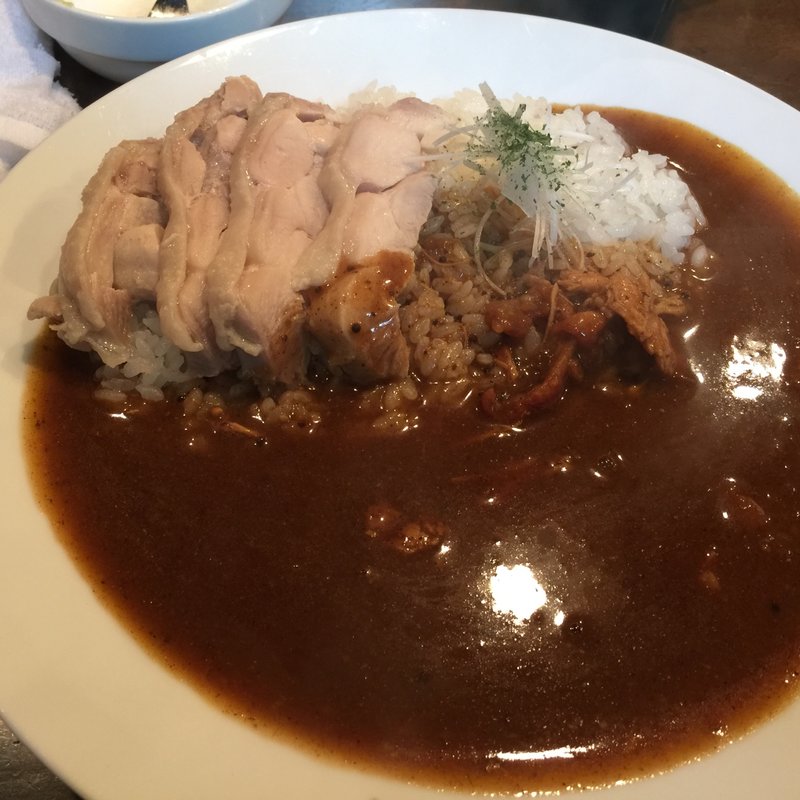 鶏の茹でたんをのせたカレー(Bar Luz （バー ラス）)