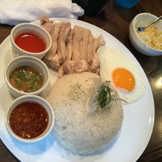 鶏の茹でたんとそのスープで炊いたご飯(カオマンガイ)(Bar Luz （バー ラス）)