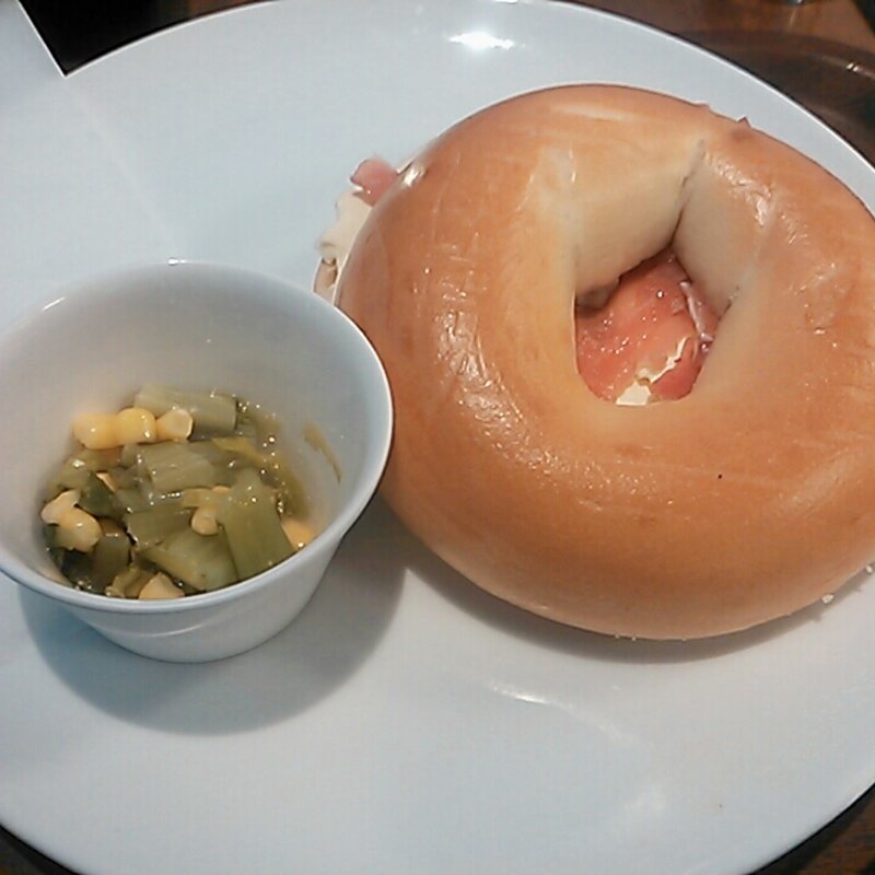 マスカルポーネチーズ、メープル、生ハムのベーグル(Hoop)