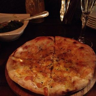 モツァレラとバジルのピザ(ピッツェリア アンゴロ )