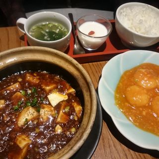 海老と香味野菜のチリソース+四川式土鍋黒麻婆豆腐セット( 華菜樓)