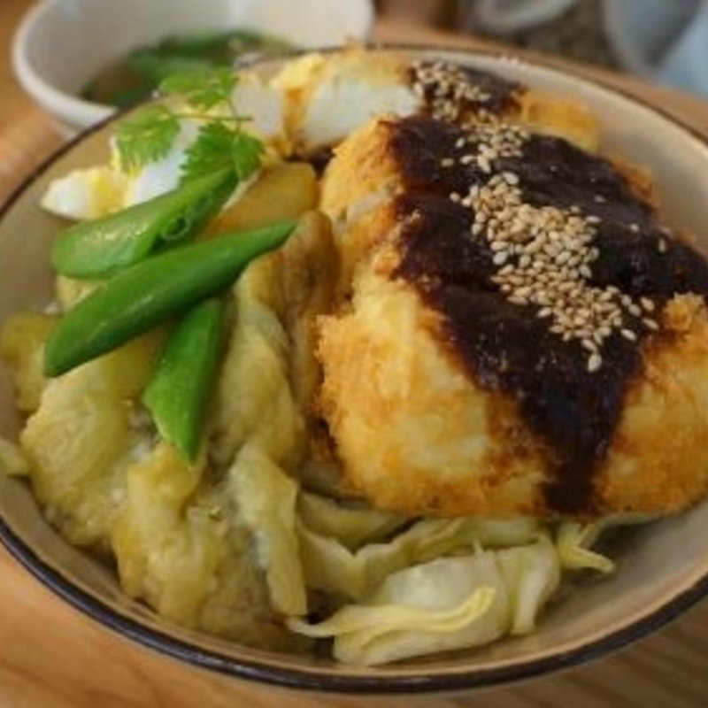 お豆腐のカツレツと焼き茄子の味噌だれ丼　(豆腐のお店はらのキッチン アトレ吉祥寺店)