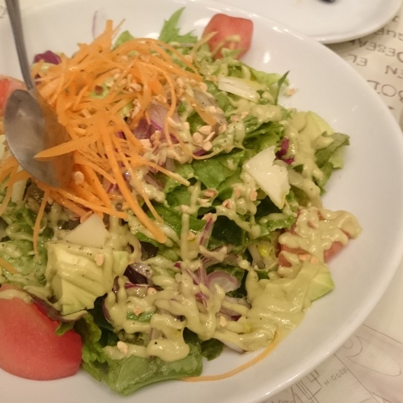 スペインチーズとアボカドのグリーンサラダ(Bar Español LA BODEGA 渋谷店（バル エスパニョール ラ ボデガ）)