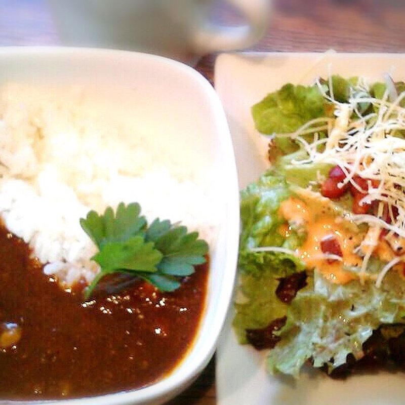 ハーフカレーとミニサラダ（ランチ）(HUB東京オペラシティ店)
