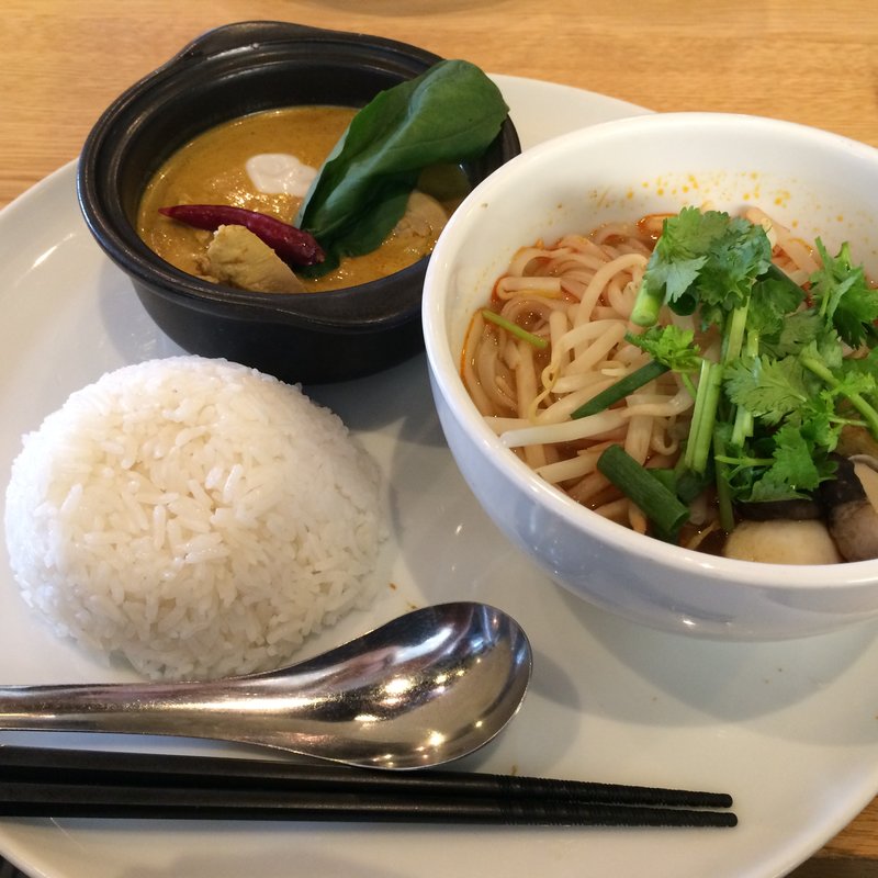 タイカレーとタイの汁そば(マンゴツリーカフェ新宿)