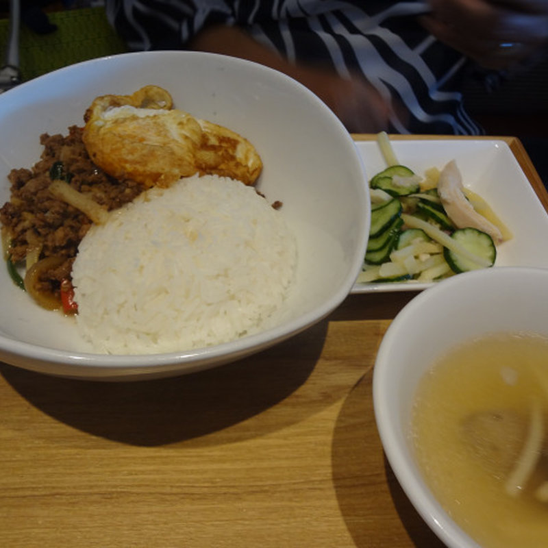 豚ひき肉のバジル炒めご飯(マンゴツリーカフェ新宿)