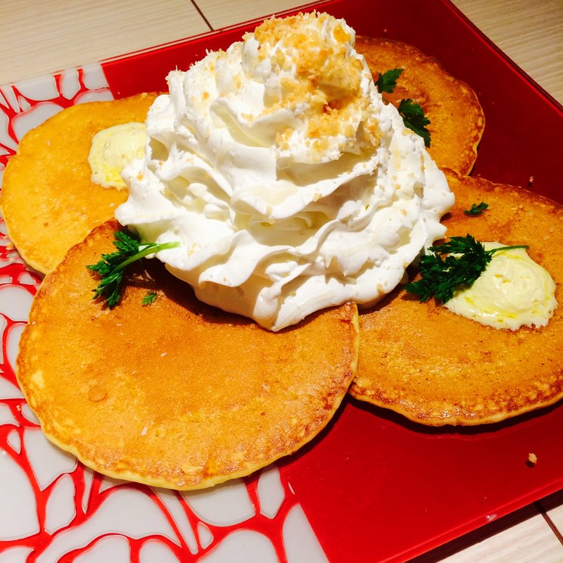 リリコイバターと北海道産ホイップのパンケーキ(Cafe Holiday)