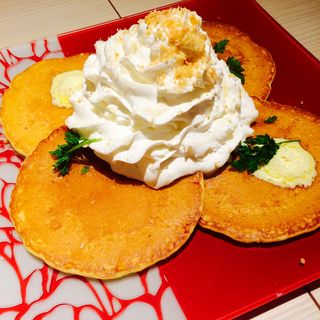リリコイバターと北海道産ホイップのパンケーキ(Cafe Holiday)