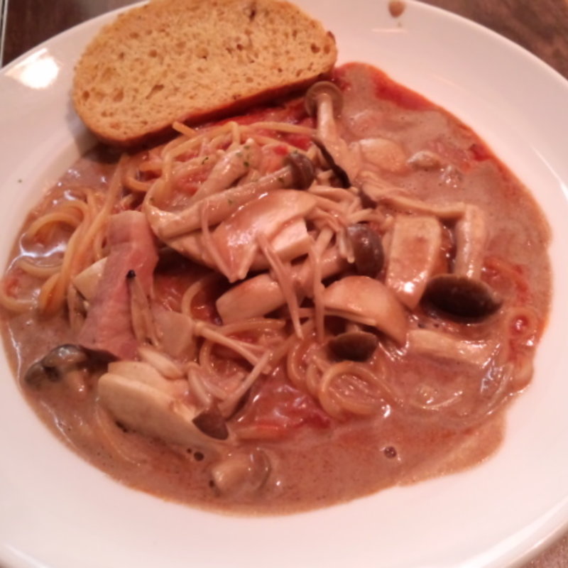 ベーコンとキノコのチョコレートトマトクリームソースの生パスタ(シャルロッテチョコレートファクトリー)