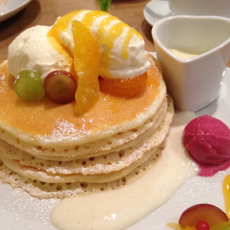 季節のパンケーキ（オレンジ＆葡萄の爽やかチーズクリームパンケーキ）(パンケーキママカフェ VoiVoi （ヴォイヴォイ）)