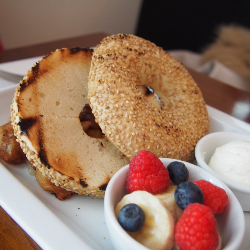 ベーグルとクリームチーズ トマト、オニオン添え(beacon)