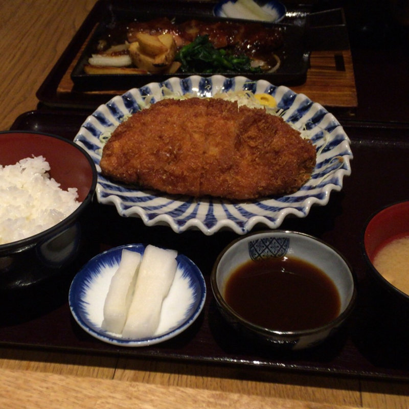 厚切りロースカツ定食(おふくと虎吉 水戸内原店)