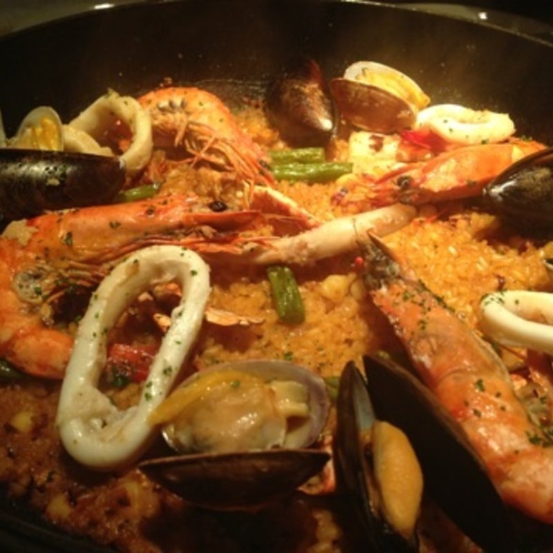 渡り蟹と魚介類のパエリア(スペインバル ヴィータ)