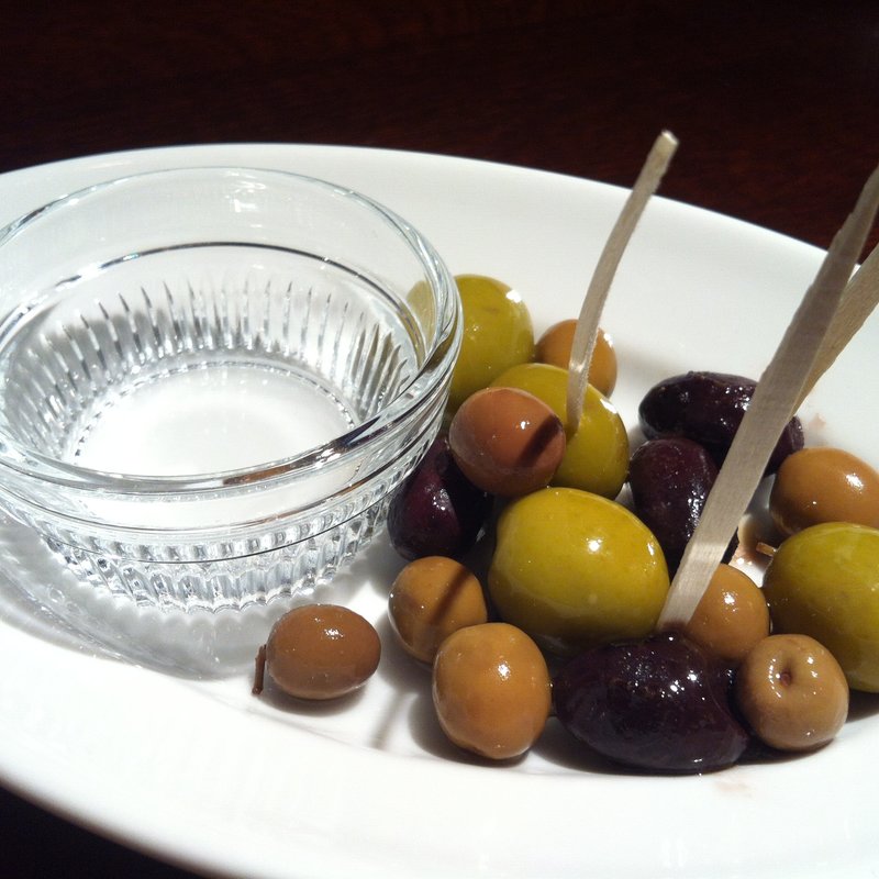 3種のスペイン産オリーブ盛り合わせ(タベルナ エルピニョン)