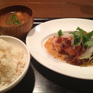 若鶏の黒ゴマ揚げと雑穀とお味噌汁とドリンクのセット(和カフェ　yusoshi)