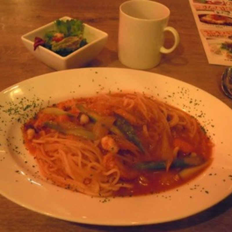 タコと色どり野菜のピリッと辛いトマトソースパスタ(炉バル 新宿三丁目店 )