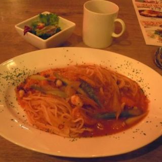 タコと色どり野菜のピリッと辛いトマトソースパスタ(炉バル 新宿三丁目店 )
