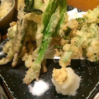 春野菜の天ぷら(魚真 下北沢店 （うおしん）)