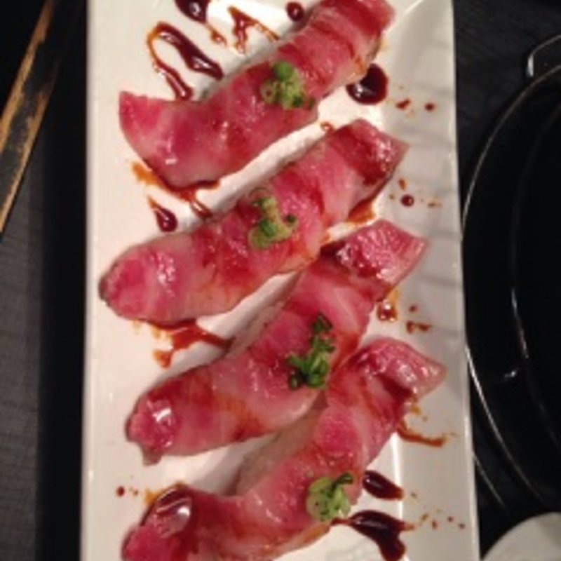 炙り握り四貫付け（上カルビ肉使用）(炭火焼肉ホルモン　月波)