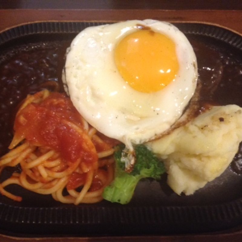 目玉焼き添えデミグラスソースのハンバーグステーキ (丸の内DINDON)