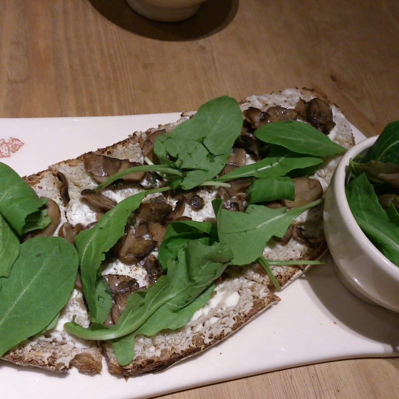 リコッタチーズとマッシュルームのタルティーヌ(アロハテーブル 代官山)