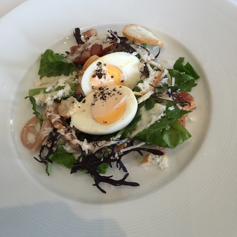 グリルベーコンとロメインレタス ポーチドエッグのシーザーサラダ(MAIN DINING by THE HOUSE OF PACIFIC)