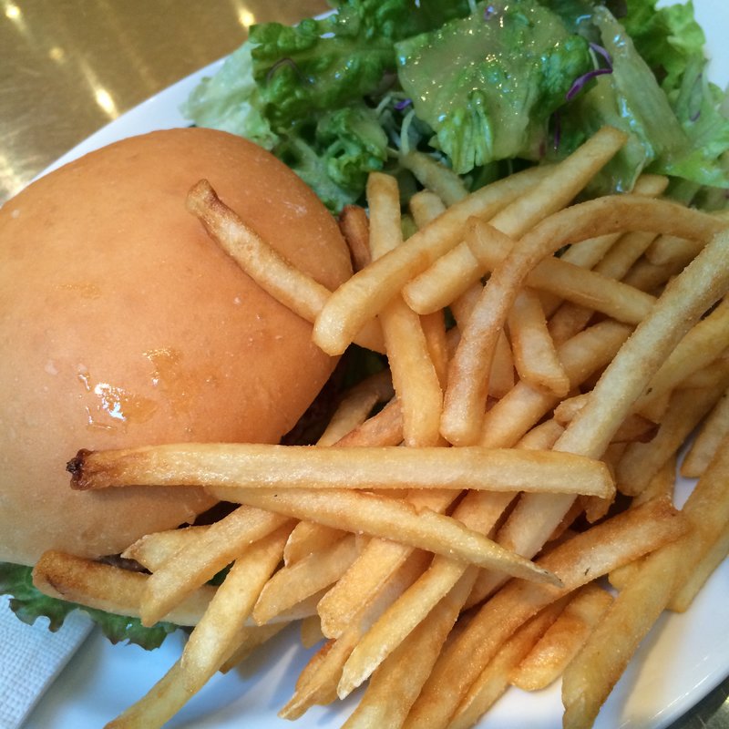 鉄板焼きハンバーガーセット(マリスケリア・ゴソ・ウメダ （MARISQUERIA GOZO UMEDA）)