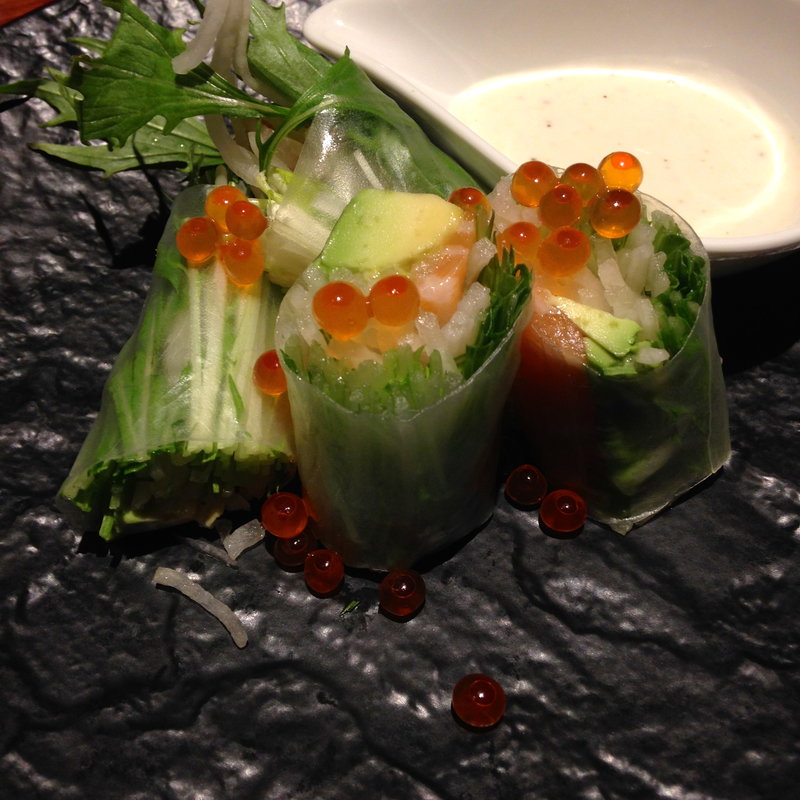 サーモンとアボカドの生春巻き　たっぷりいくらをのせて(飯家おかん ひま和り （ヒマワリ）)