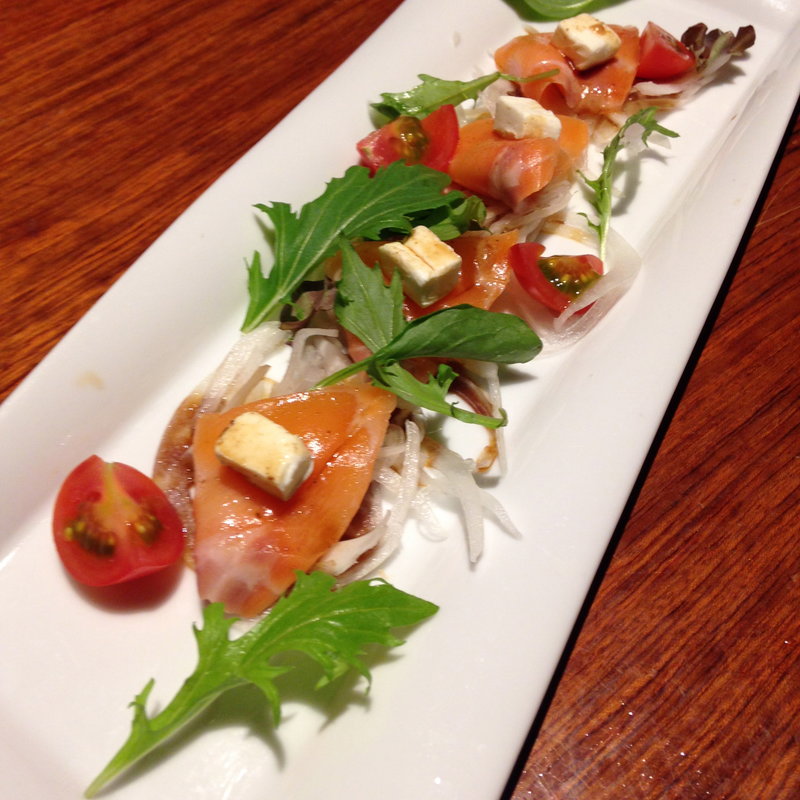 サーモンとクリームチーズのカルパッチョ　焦がしバター醤油(飯家おかん ひま和り （ヒマワリ）)