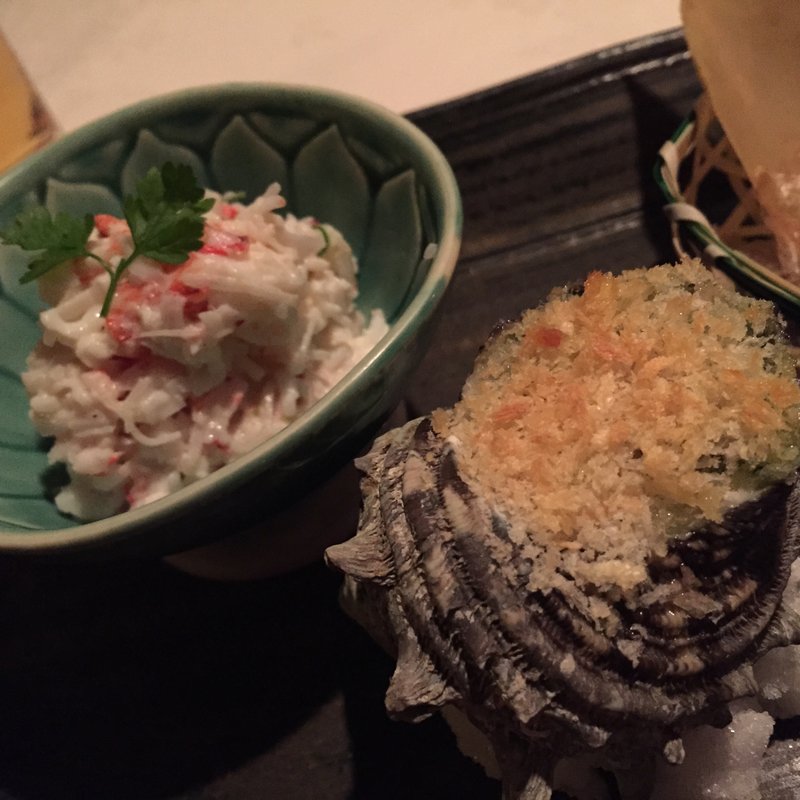 サザエのガーリックバターとカニサラダ