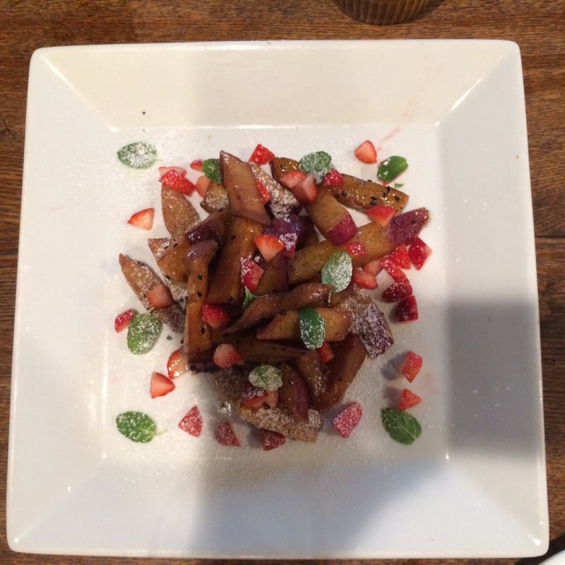 大学芋といちごのデザート(カフェーヌ )