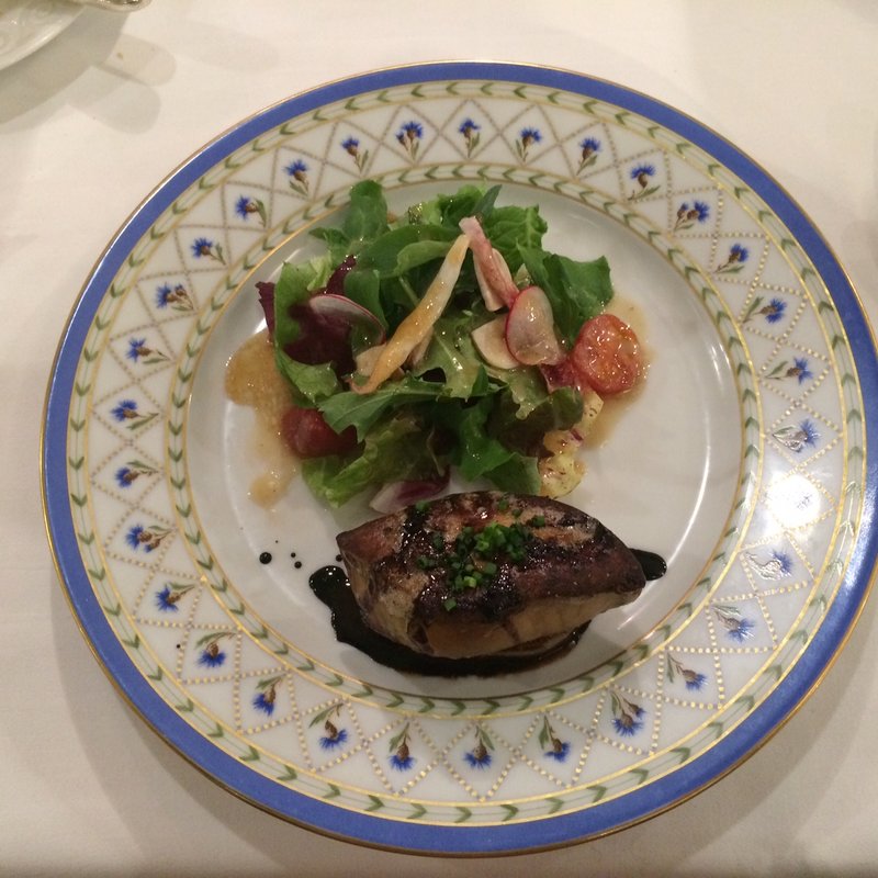 フレッシュフォアグラのソテー　バルサミコソースサラダ添え(ラベイユ)