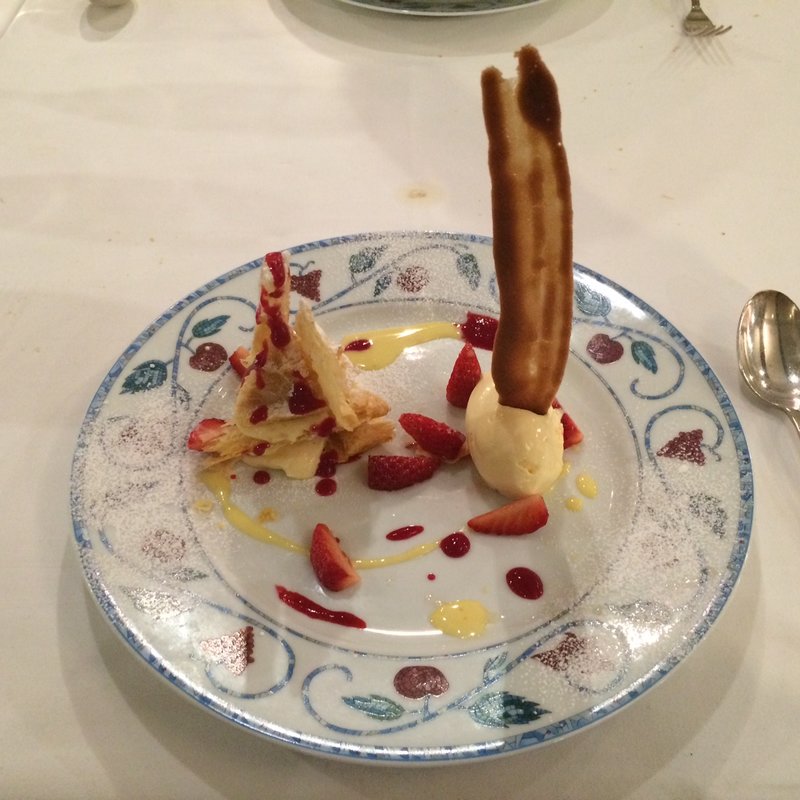 いちごのミルフィユとバニラのアイスクリーム(ラベイユ)